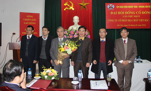 Công ty Địa chất Việt Bắc đón nhận các danh hiệu thi đua của Nhà nước và Bộ Công thương