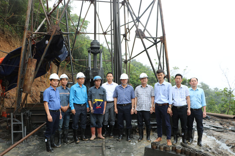 Lãnh đạo Tập đoàn kiểm tra sản xuất và động viên công nhân khoan địa chất mỏ